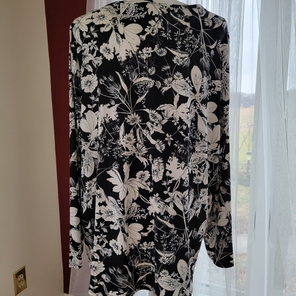 EUC Emaline Black and White Floral Vneck Tunic Top Size 1X - Picture 3 of 7